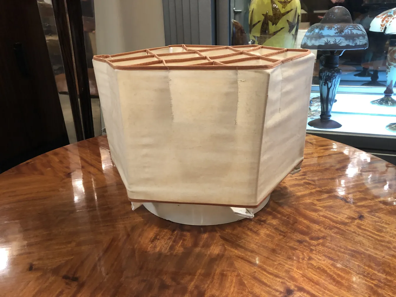 古いシーリングライトがスタイリッシュな部屋を引き立てる