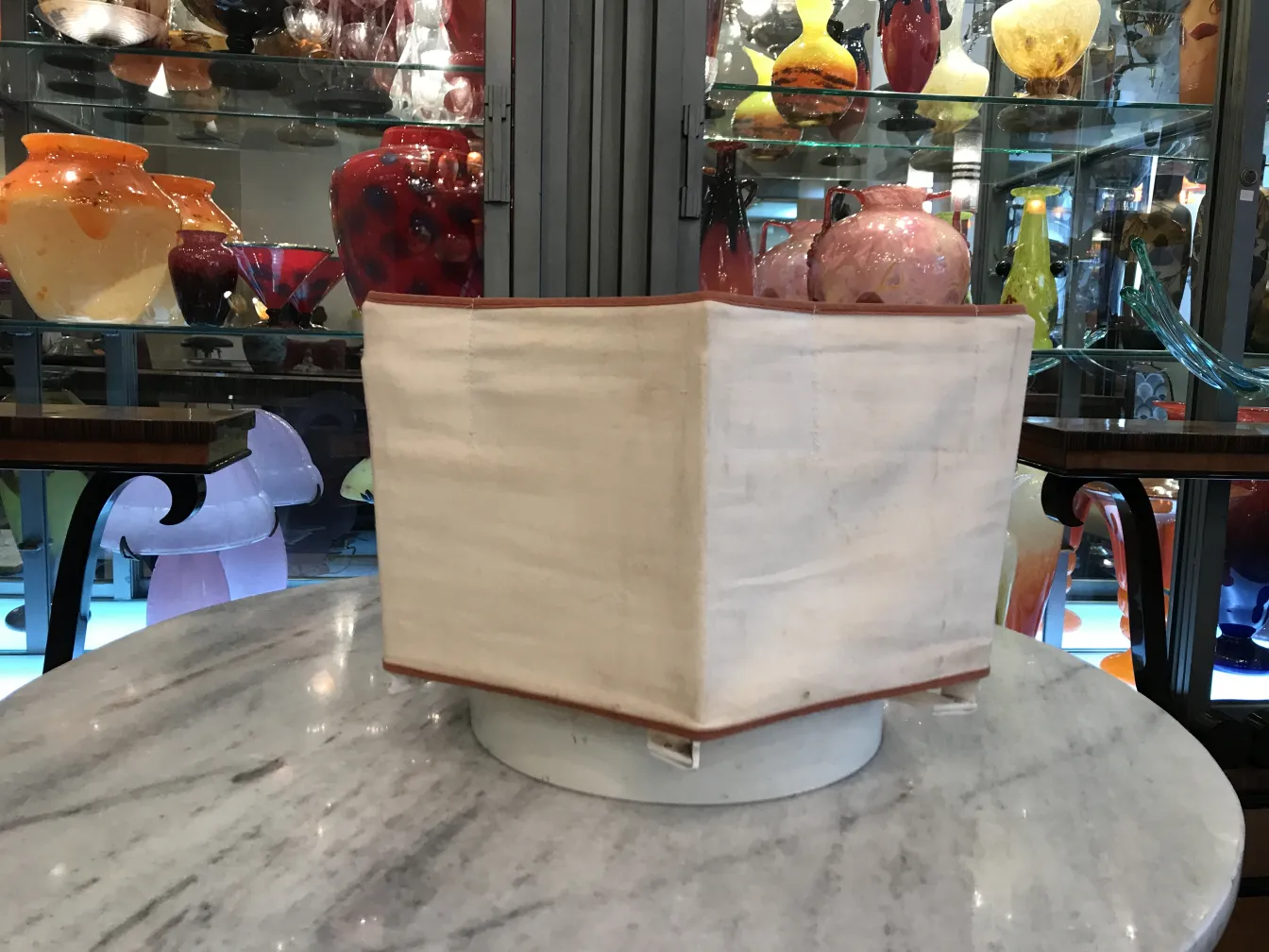 dos plafones antiguos con diseño simple y elegante, rodeados de coloridas antigüedades