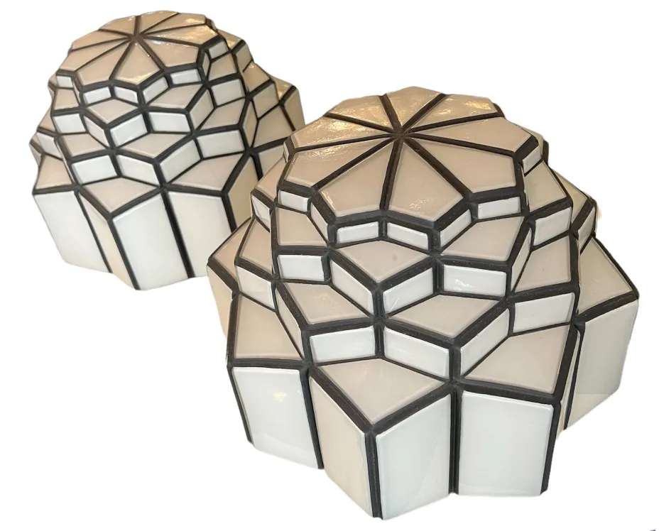 duas luzes de teto antigas, forma hexagonal, design único