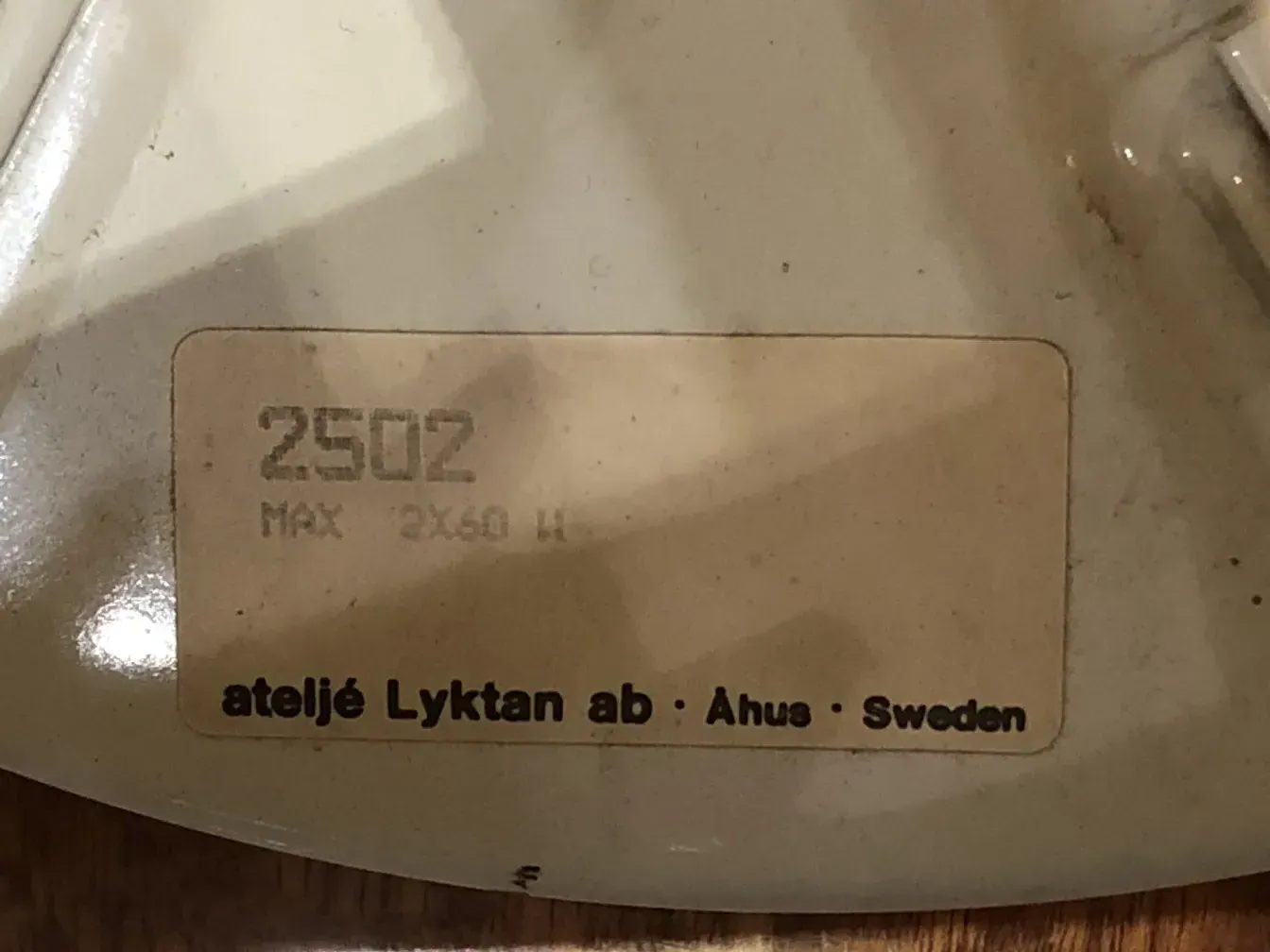 Zwei antike Deckenleuchten im klassischen Design, in einer gemütlichen Umgebung.