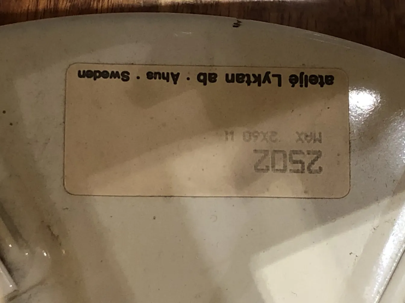 两盏古老的吸顶灯照亮一个温馨的空间