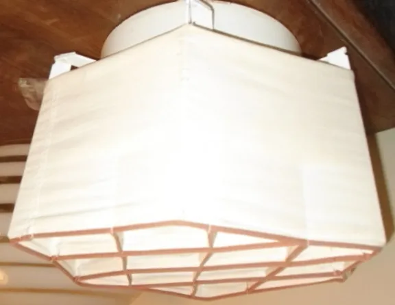 Plafoniere antiche con design quadrato che forniscono un'illuminazione morbida.