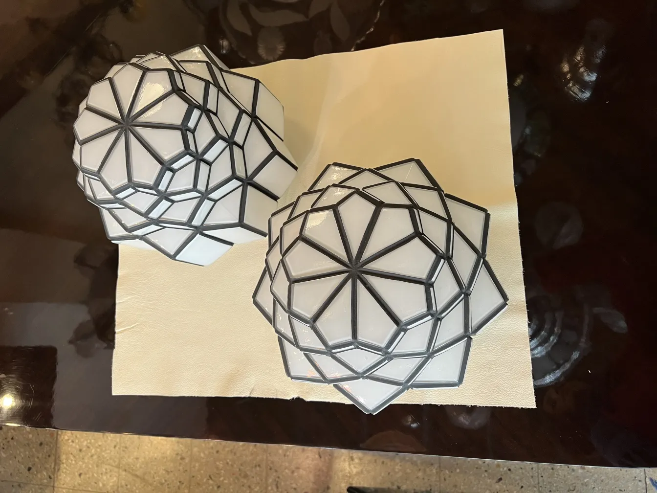 zwei antike Deckenleuchten in dekorativer geometrischer Form