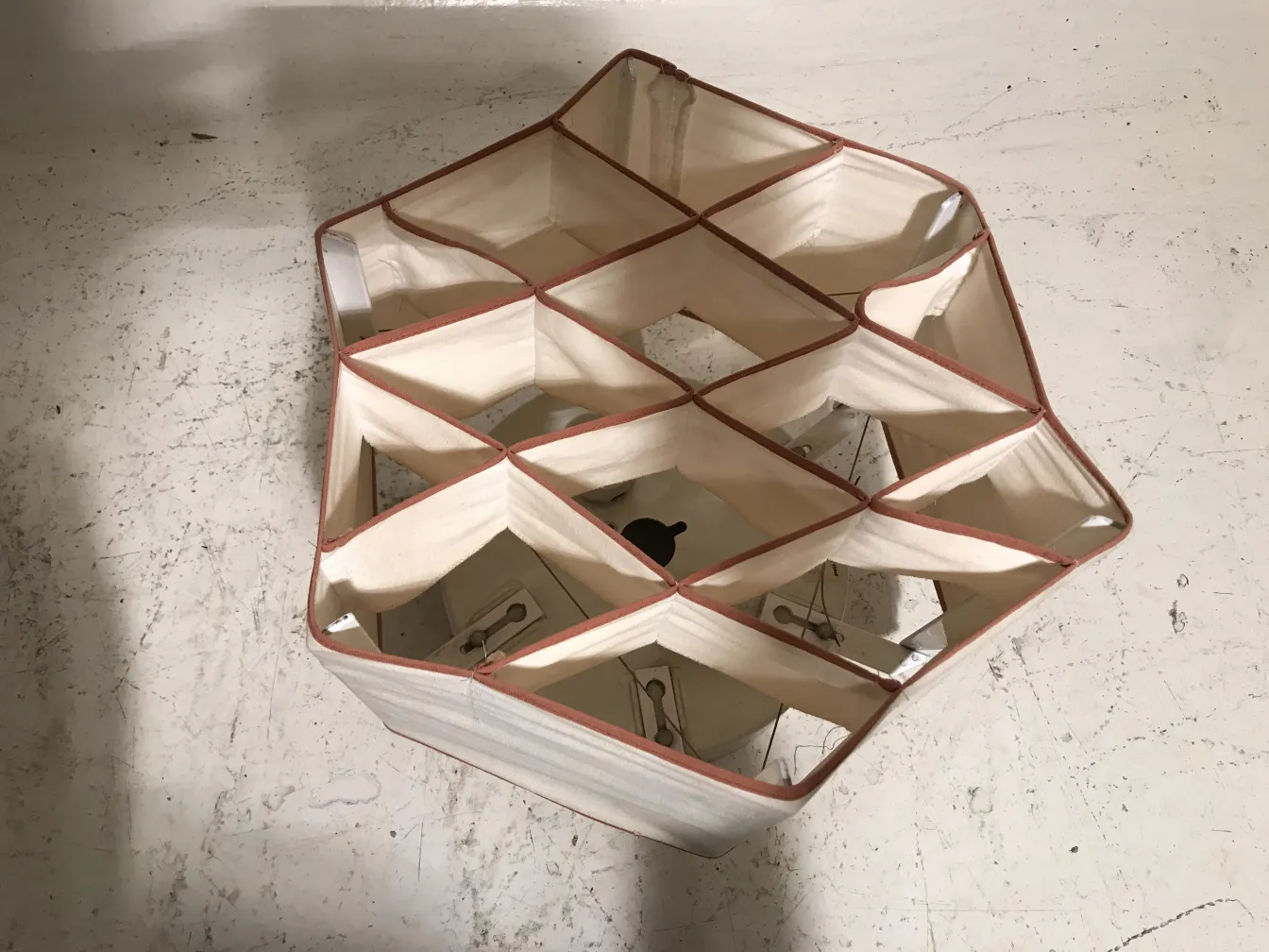 Due plafoniere antiche con design esagonale