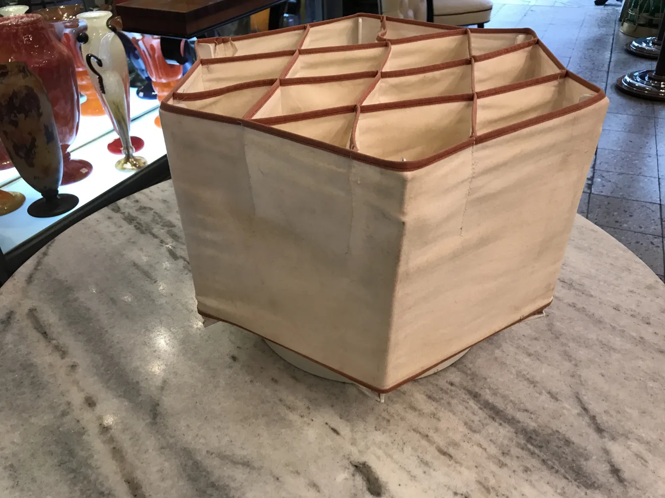 Dos plafones antiguos de forma hexagonal, decorativos, sobre una mesa de mármol.