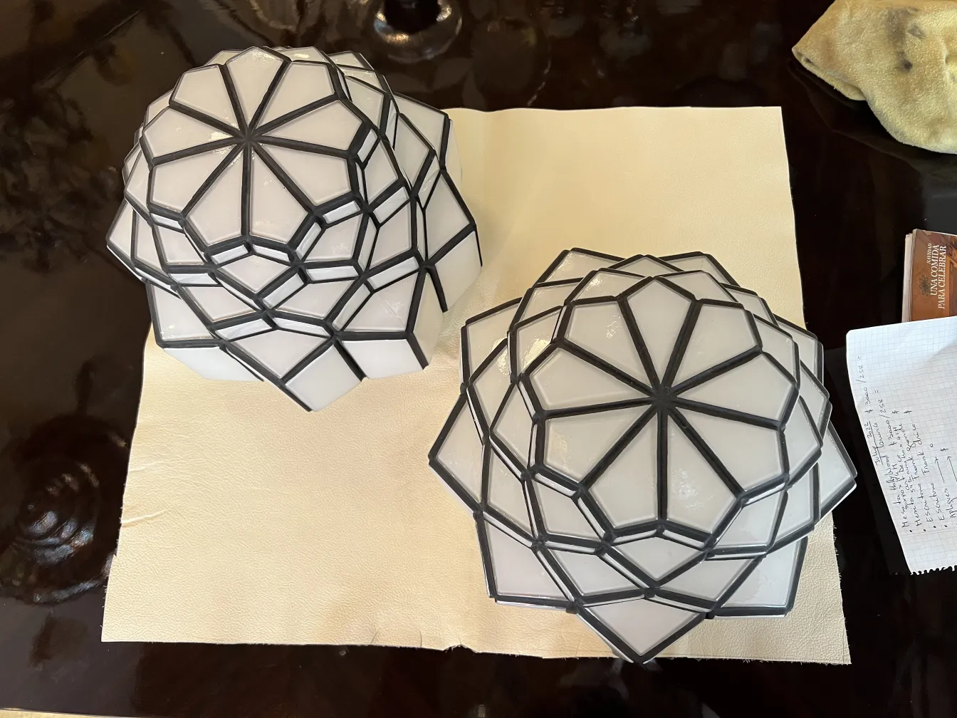 vista dall'alto di due plafoniere antiche con design geometrico