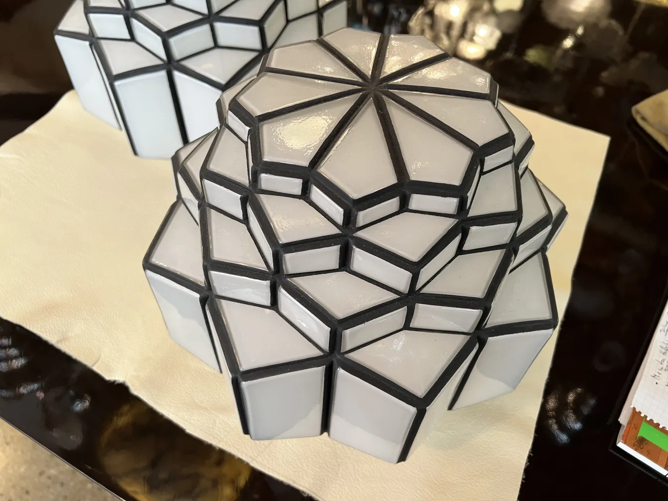 2 plafones antiguos con formas geométricas destacadas, sobre fondo claro