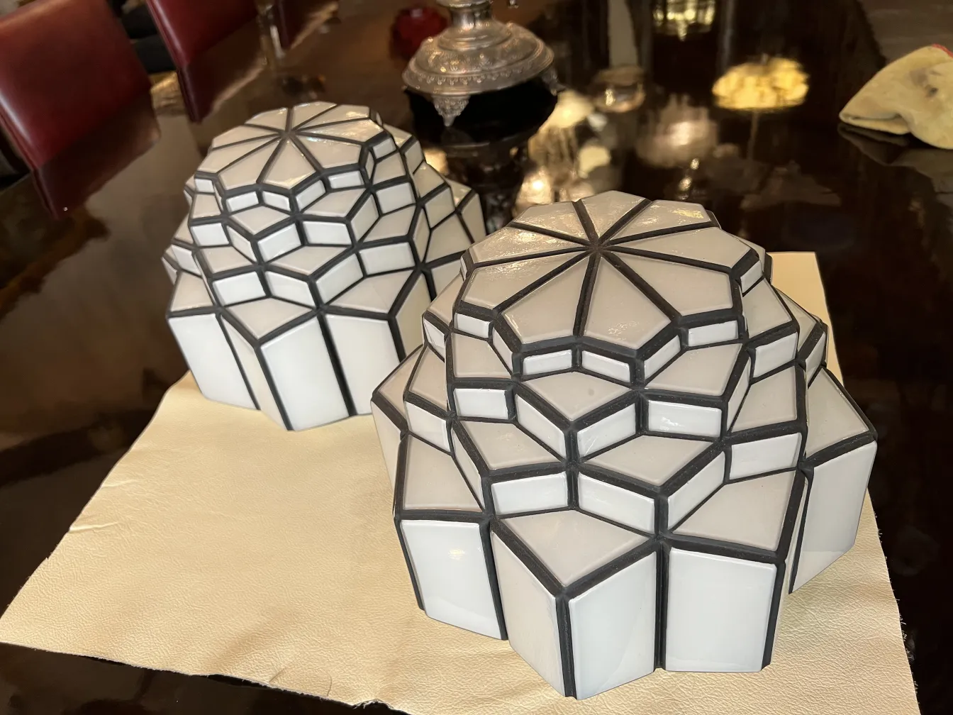 两个古董吸顶灯，浮雕设计和浅色