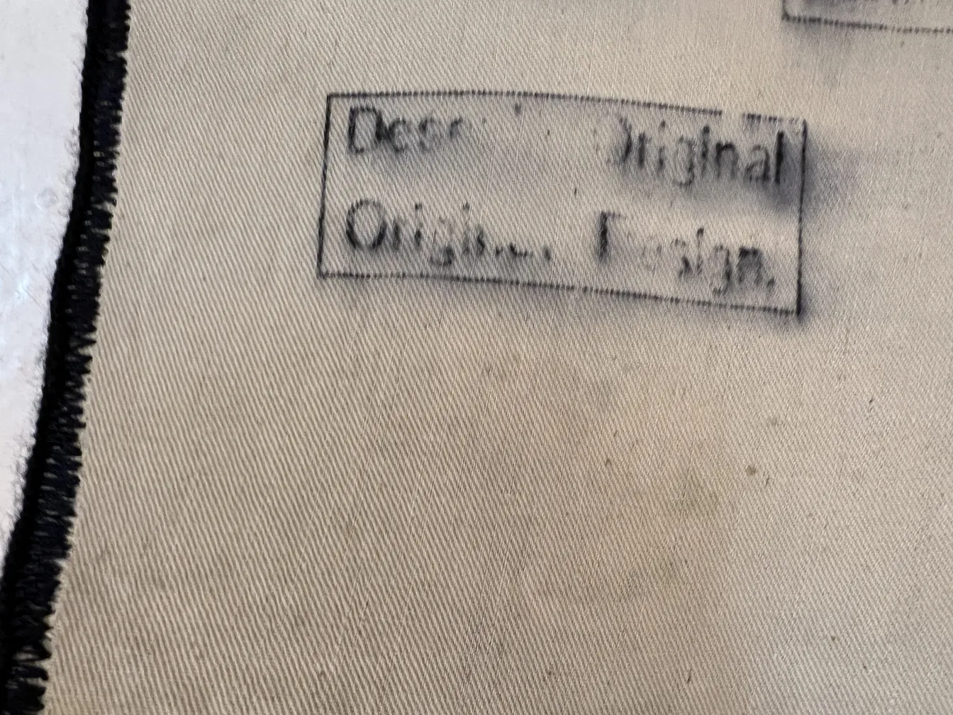 antiker Wandteppich mit sichtbaren Inschriften und Details