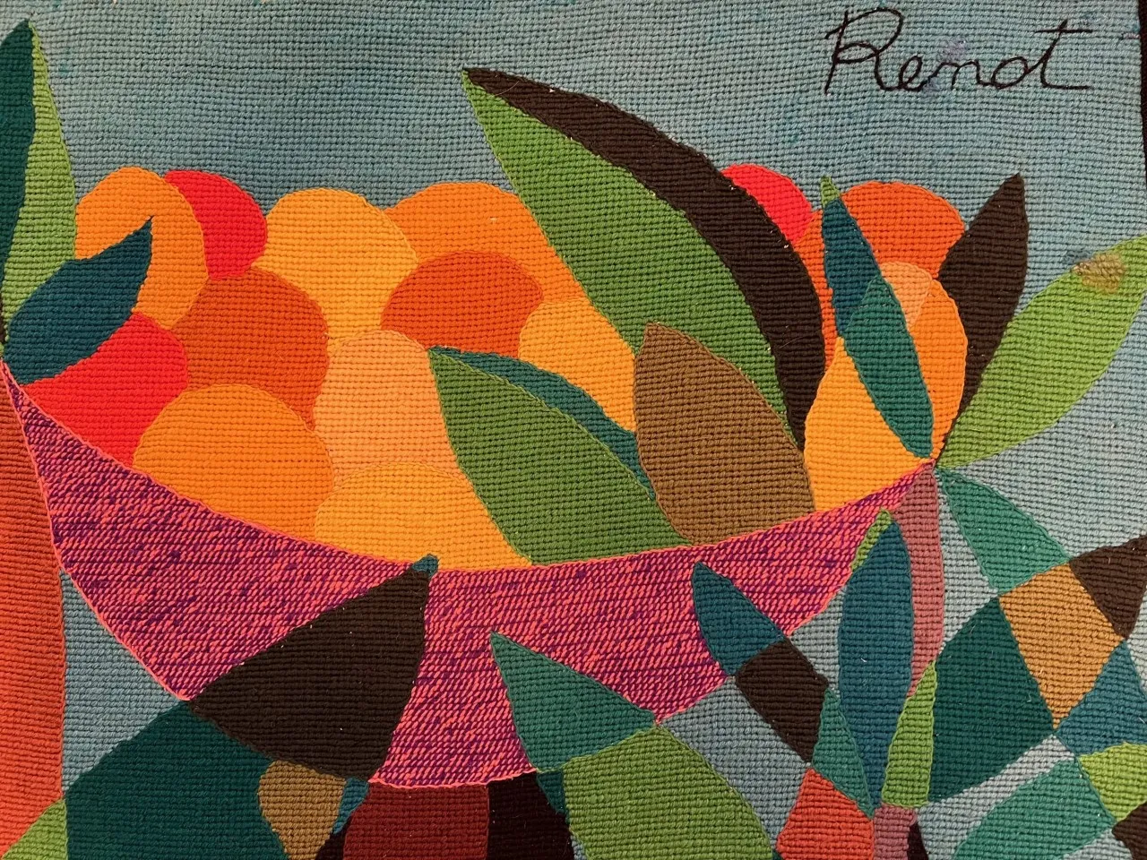 антикварный гобелен с цветными мотивами и листьями