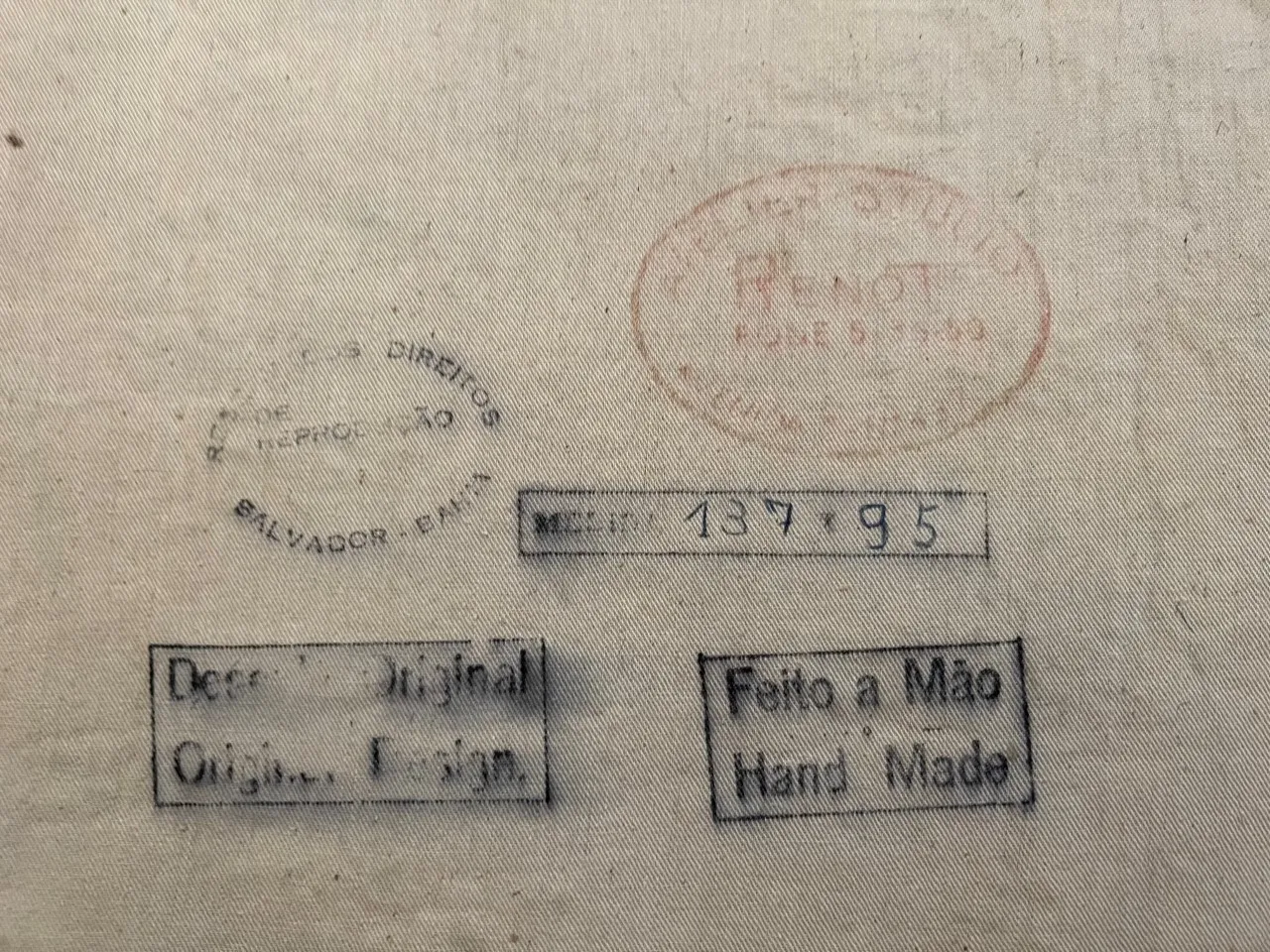 古董挂毯有装饰图案和印章