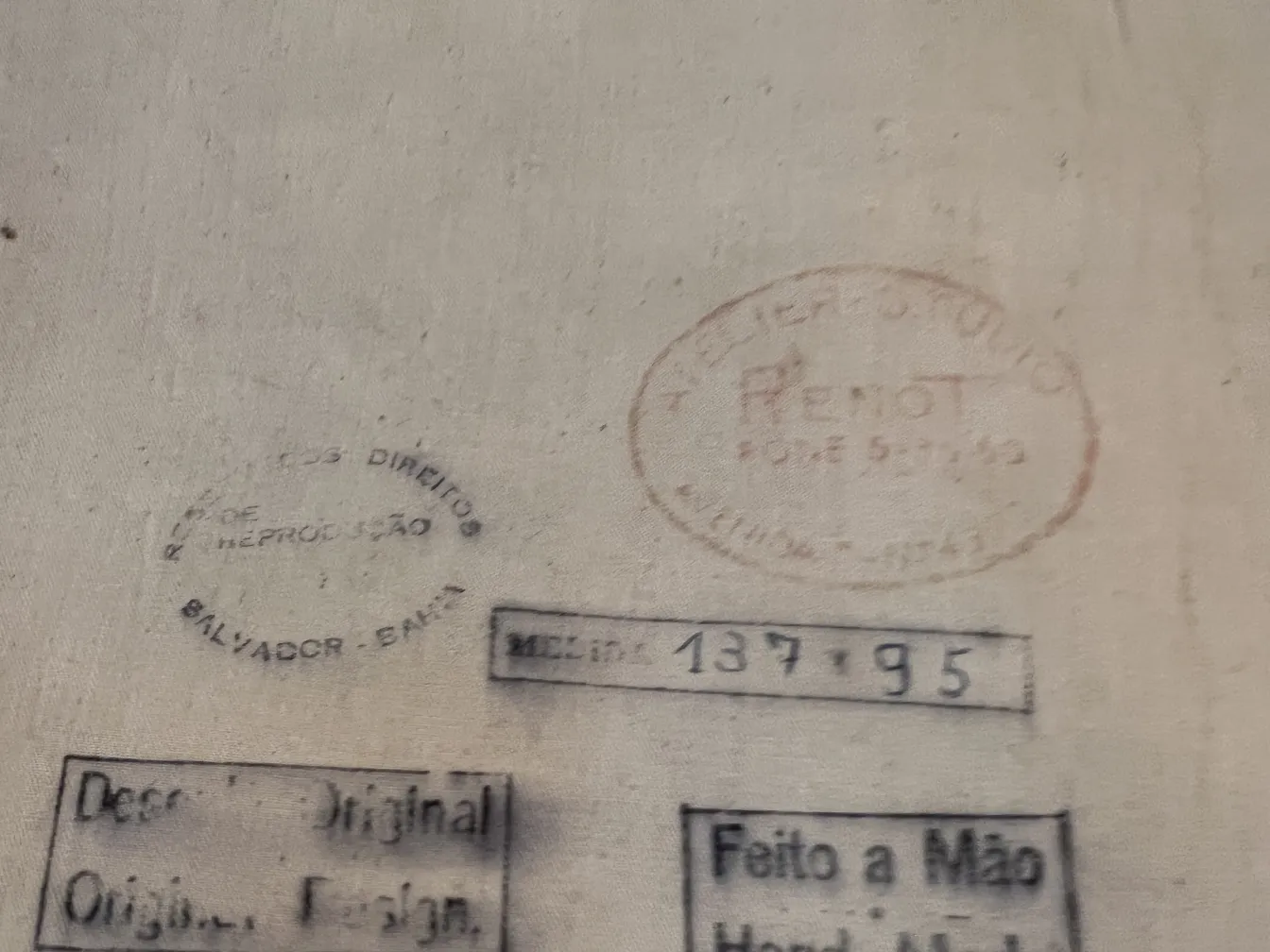 antiker Wandteppich mit Inschriften und feinen Details