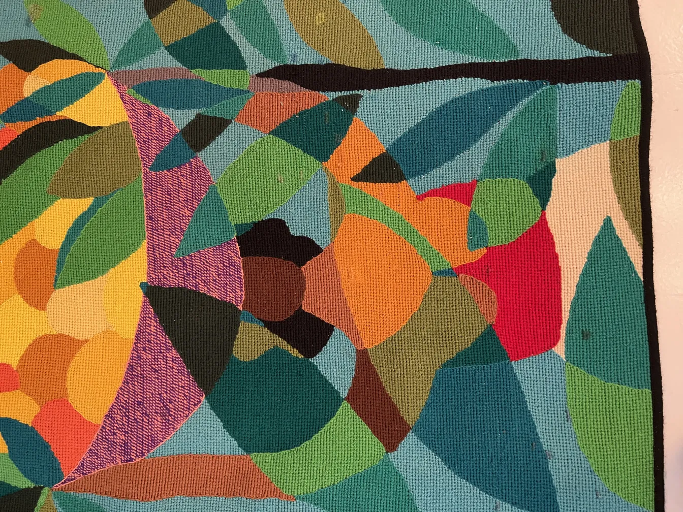 tapisserie ancienne avec motif coloré de feuilles