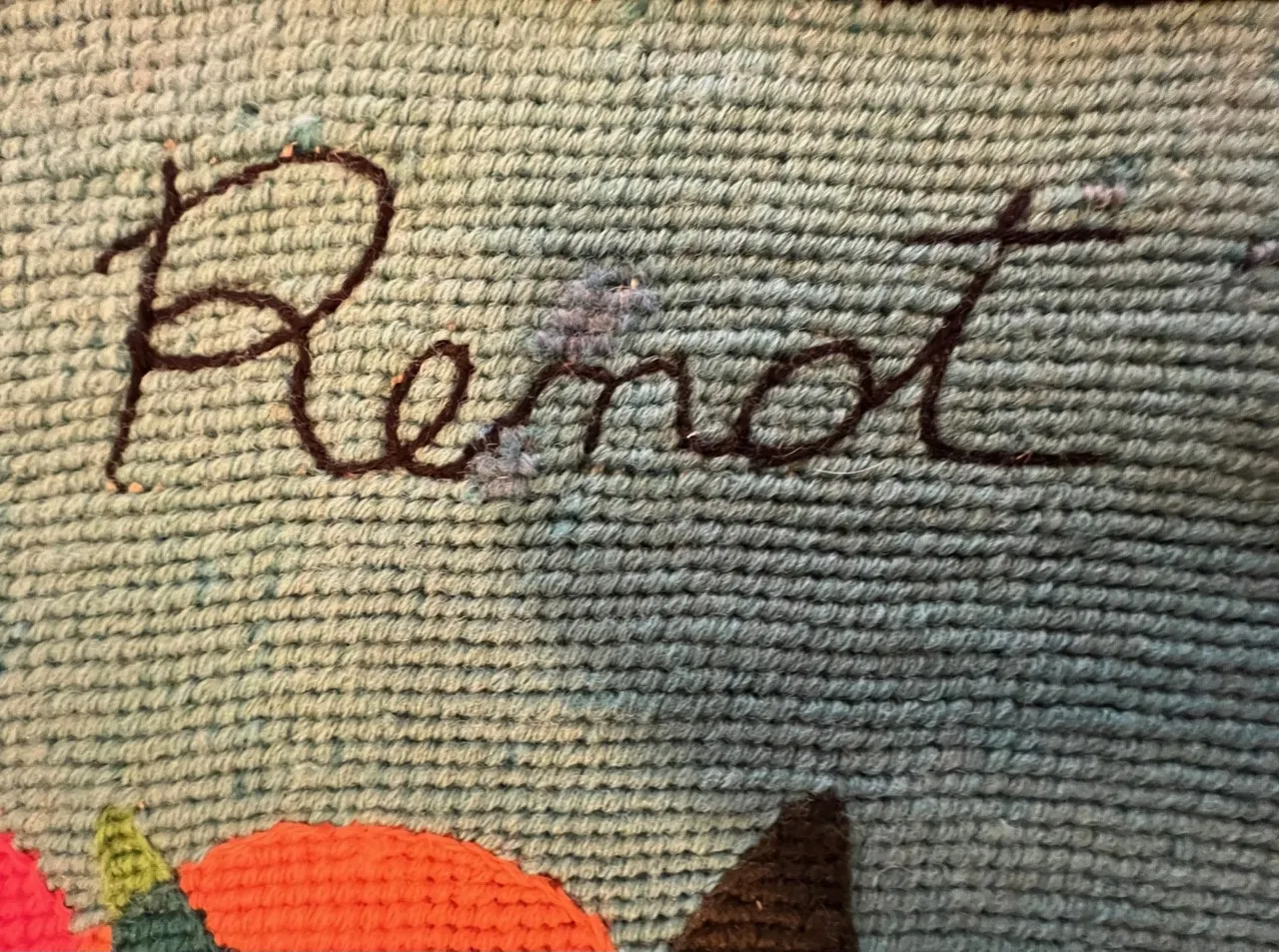 色と形が鮮やかな古いタペストリ