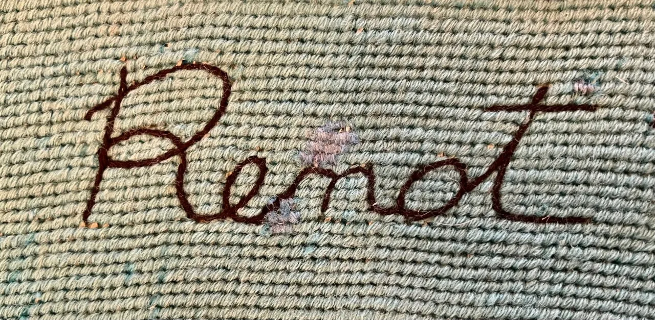 고대 태피스트리에 녹색과 파란색 자수가 있습니다