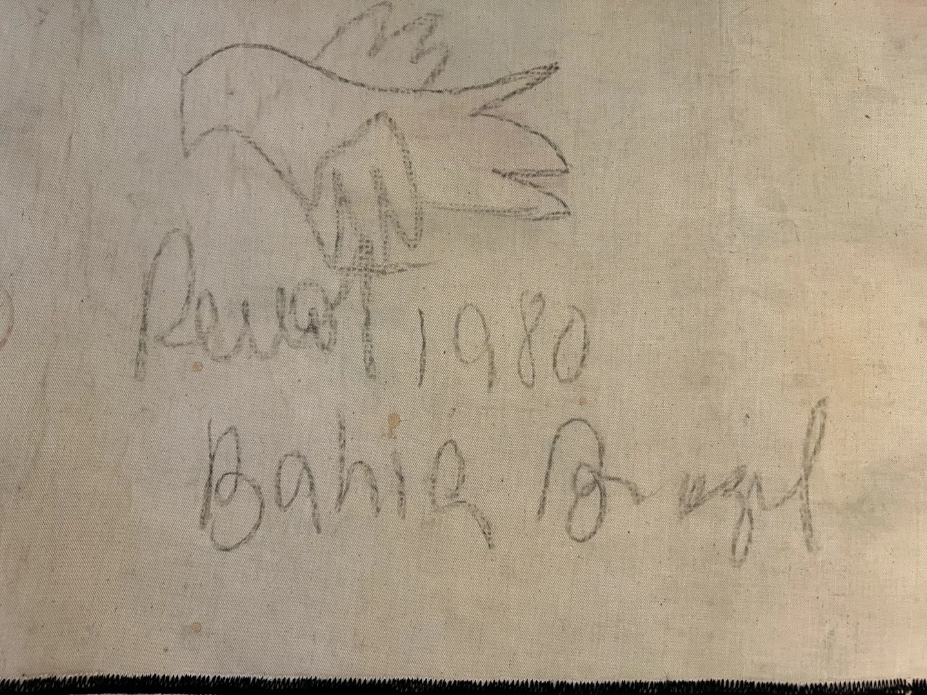 antik Wandteppich mit Vogelmotiv auf hellem Hintergrund