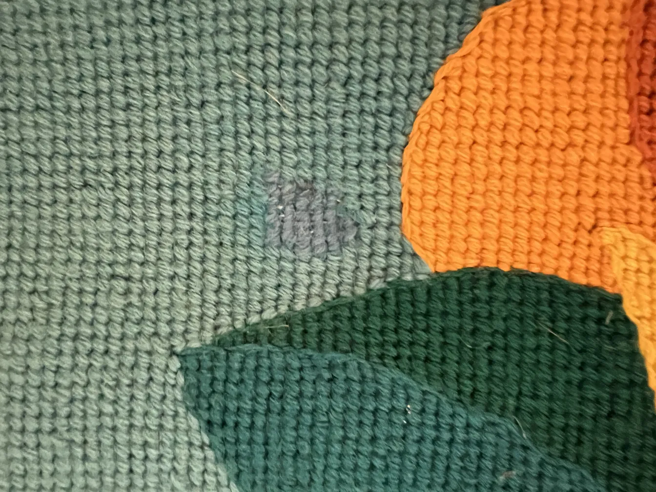 antik Wandteppich mit lebhaften Farben und floralem Design