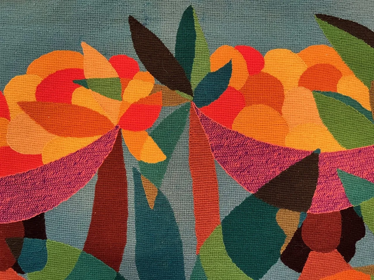 tapiz antiguo con motivos de flores y hojas cálidas y vibrantes