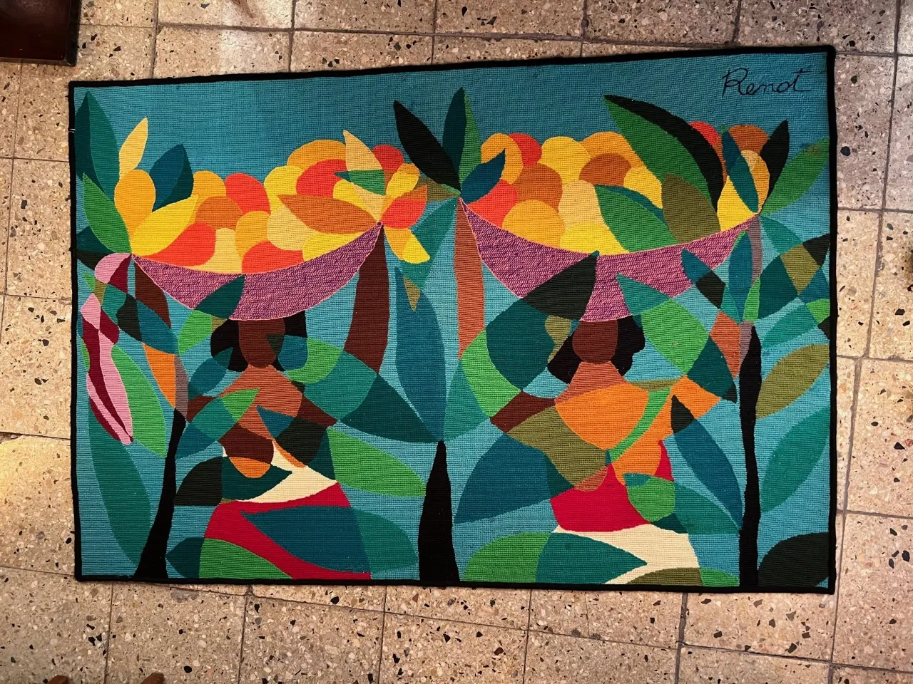 tapisserie ancienne avec un design coloré et des formes créatives dans un cadre accueillant