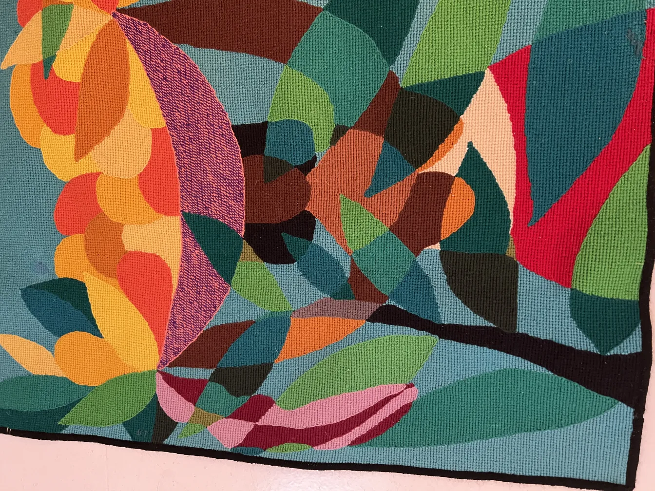 tapeçaria antiga com design abstrato e cores vibrantes