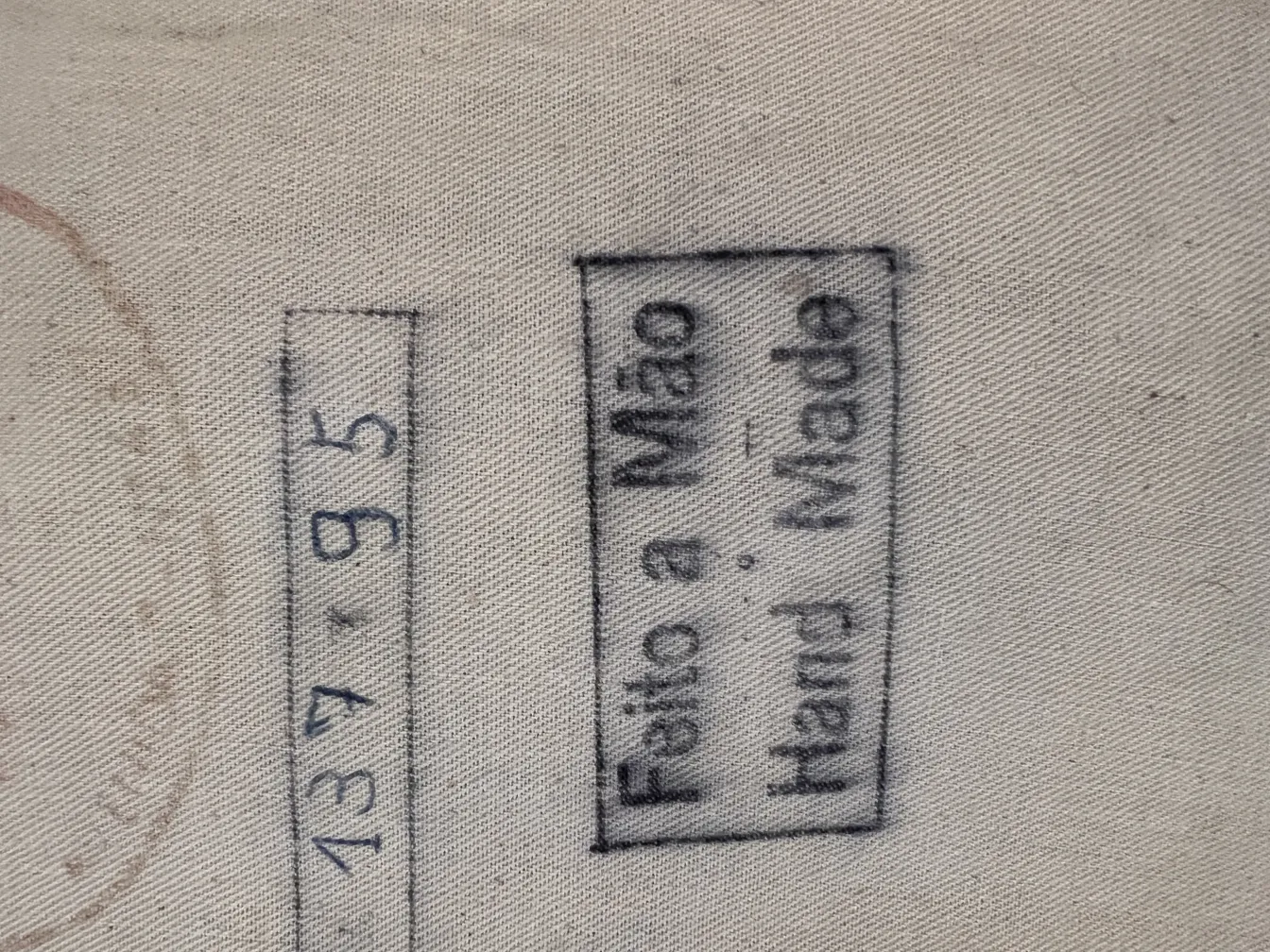 Tapiz antiguo con diseño artesanal y detalles visibles.