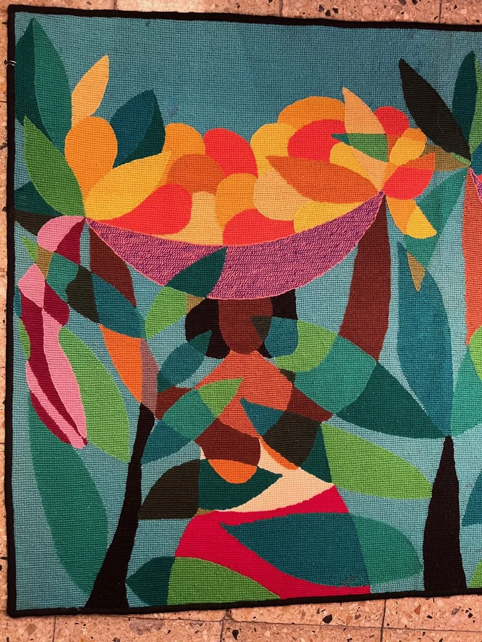 tapeçaria antiga com design colorido de frutas e folhas