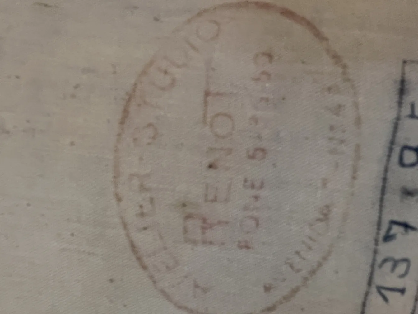 tapisserie ancienne avec tampon visible et détails décoratifs