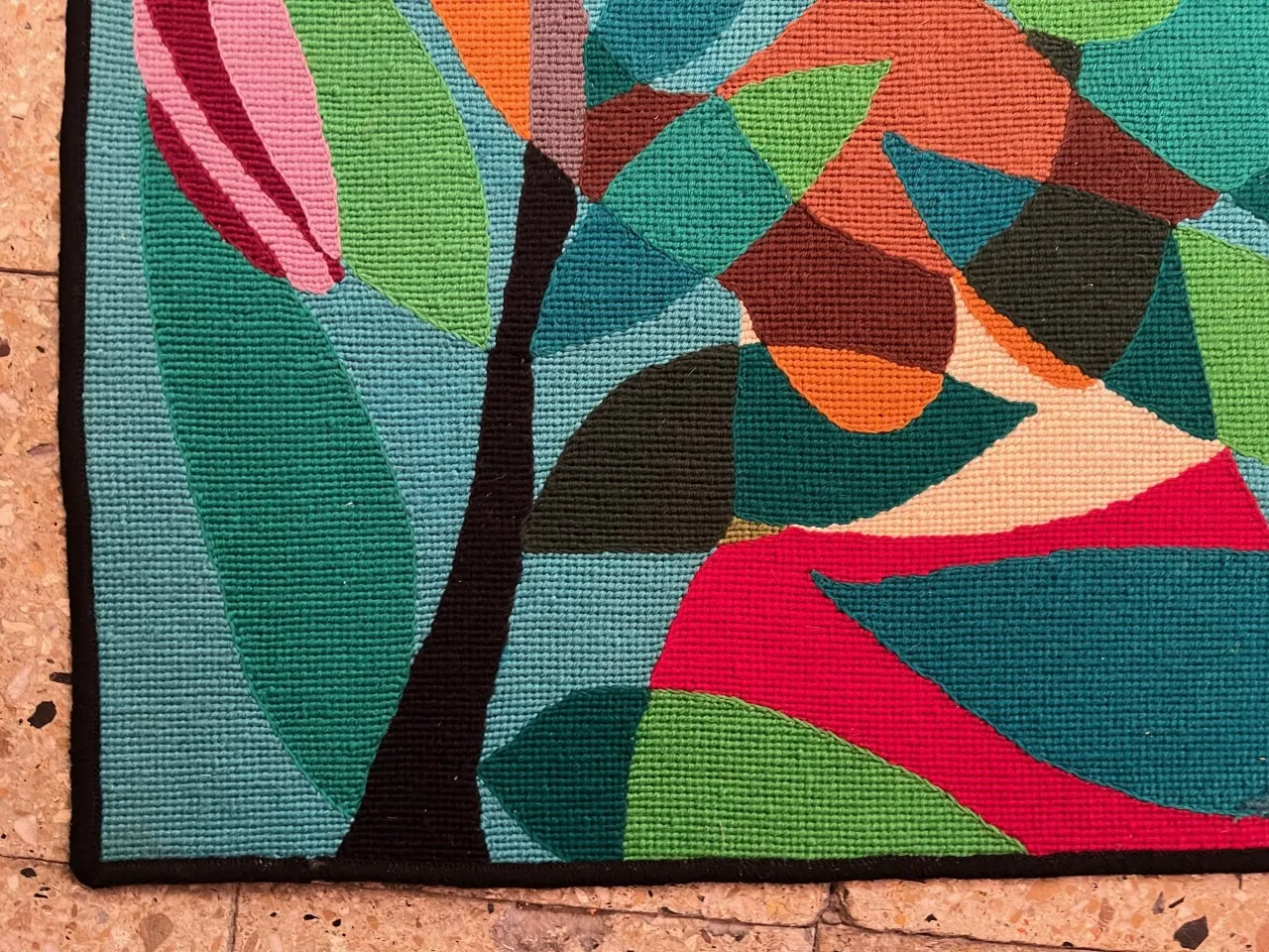 antiker Wandteppich mit lebendigen Farben und abstraktem Design