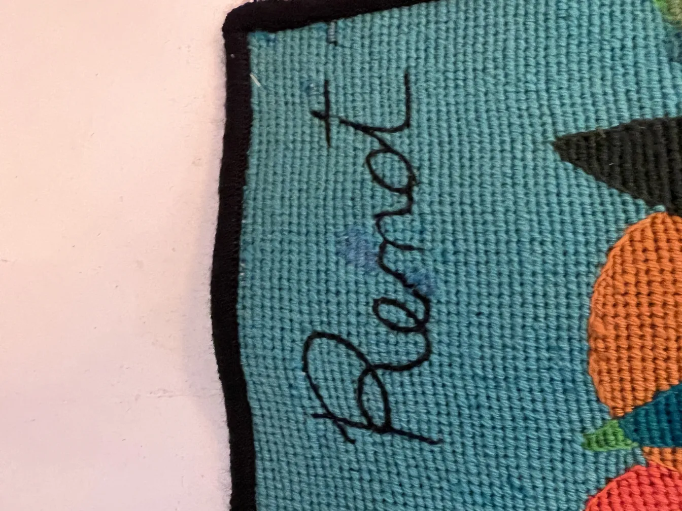 प्राचीन सजावटी टेपेस्ट्री जिसमें नीले रंग की पृष्ठभूमि है