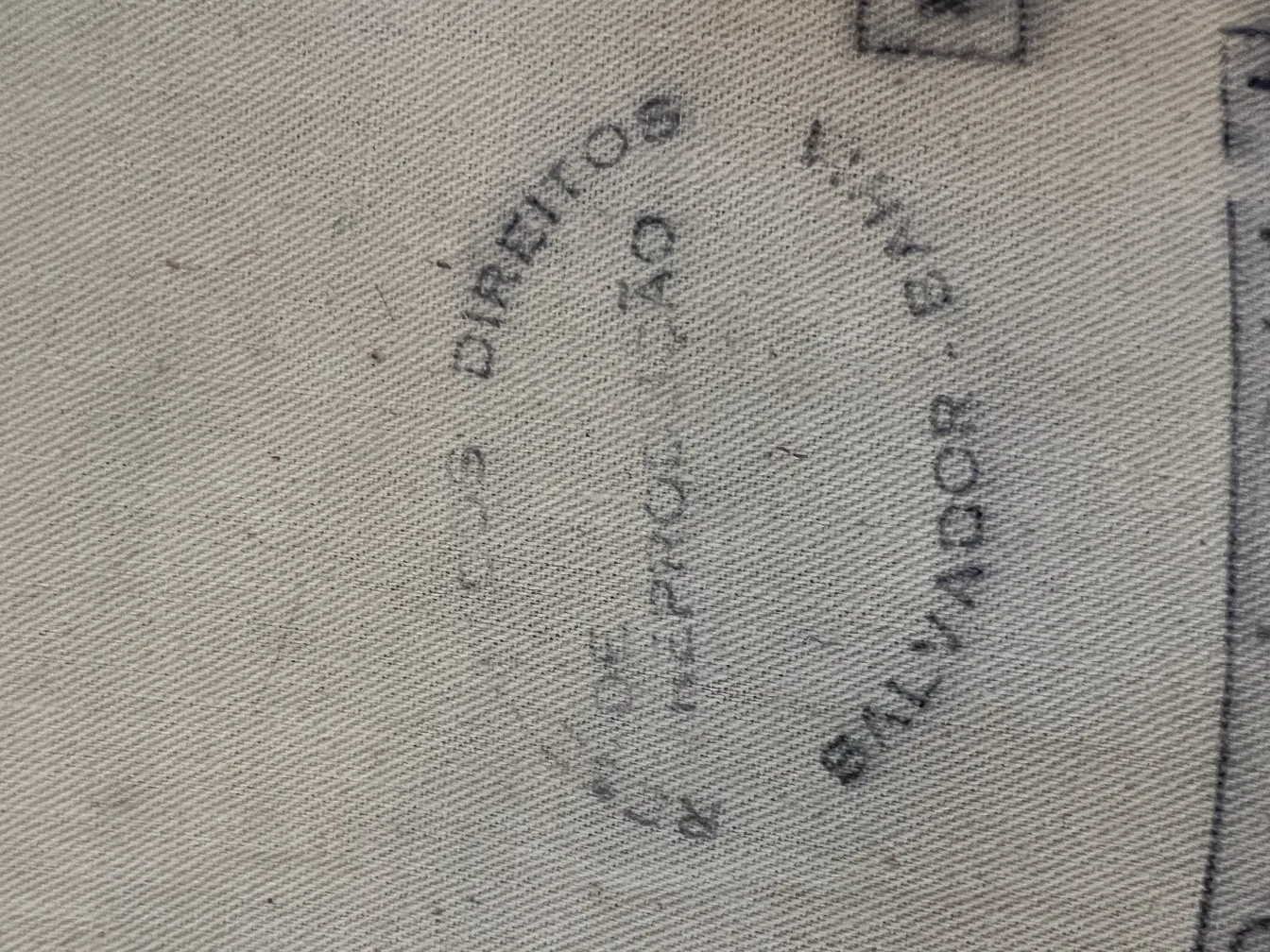 arazzo antico con dettagli decorativi sulla superficie