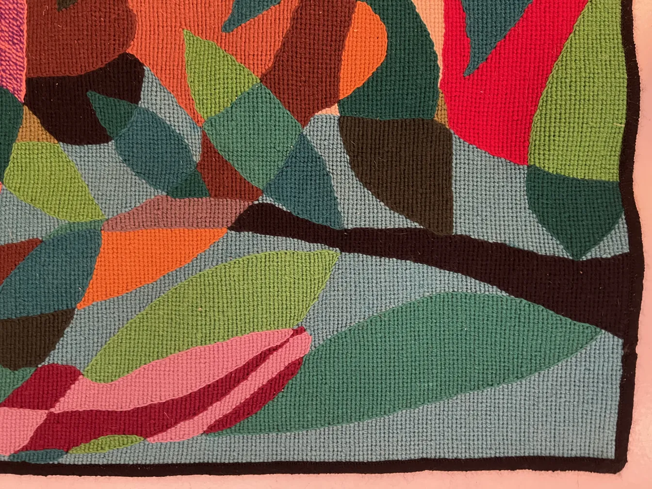 antiker Wandteppich mit lebendigen Blättern und Blumen