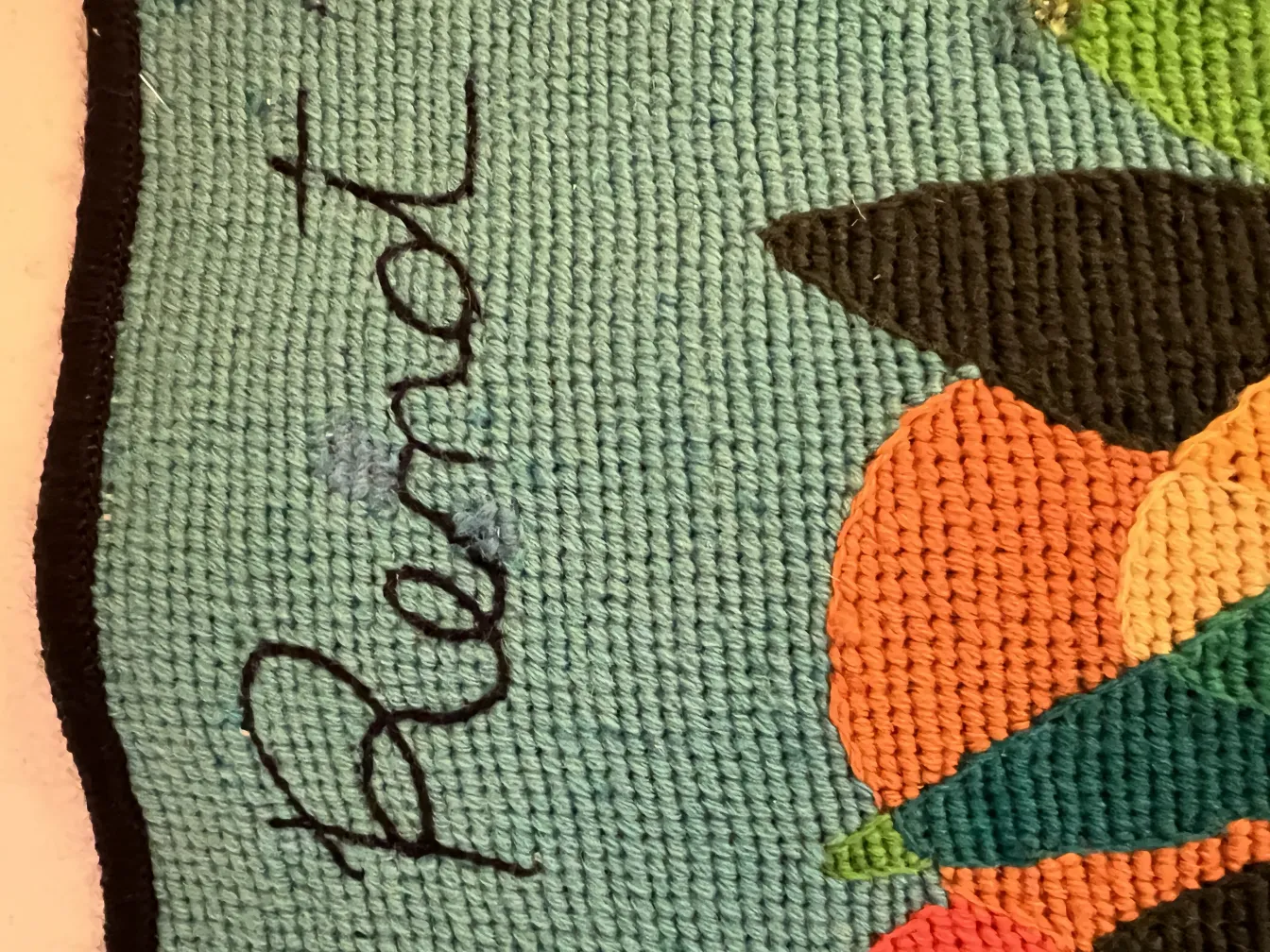 antiker Wandteppich verziert mit lebhaften Blumen