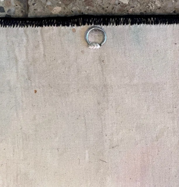 tapeçaria antiga com anéis de suspensão, fundo claro