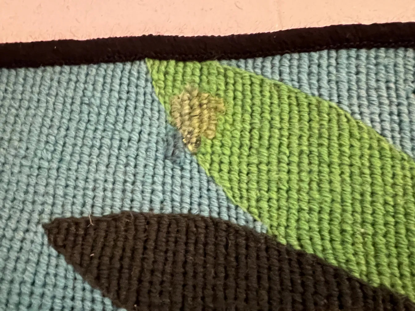 antikwandteppich mit lebhaften Farben und grünen Blättern