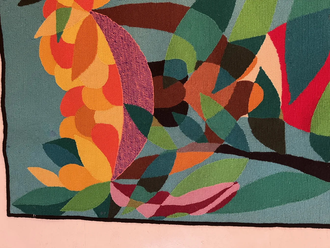 tapisserie antique avec un design coloré et des formes abstraites