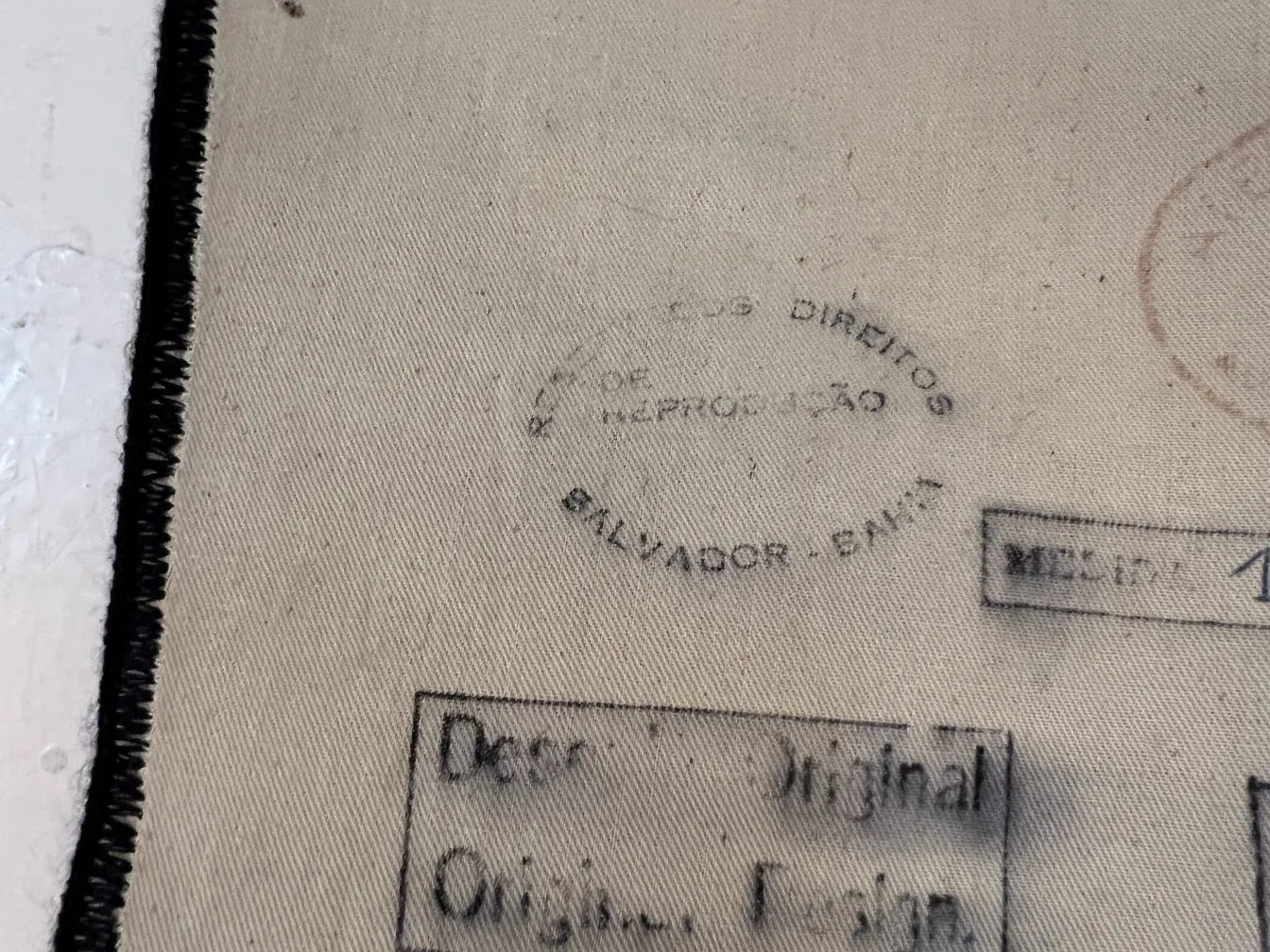 antiker Wandteppich mit Mustern auf hellem Hintergrund, dekorative Atmosphäre