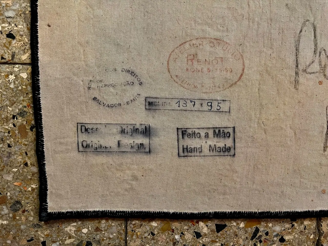 tapisserie antique avec inscriptions et tampons décoratifs