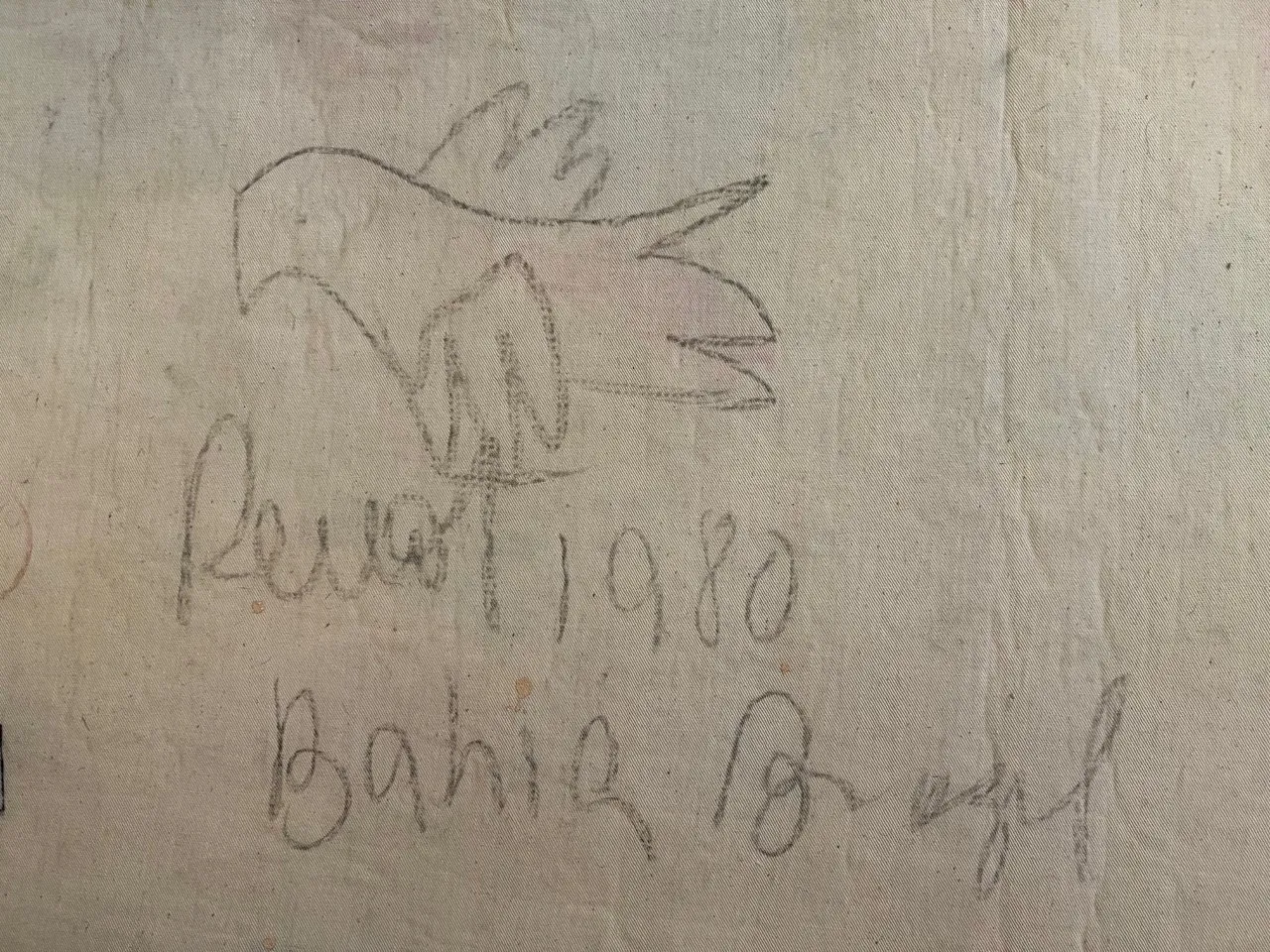 Alter Wandteppich mit Vogelmotiv in sanften Farben und hellem Hintergrund, der die Stickdetails zeigt.