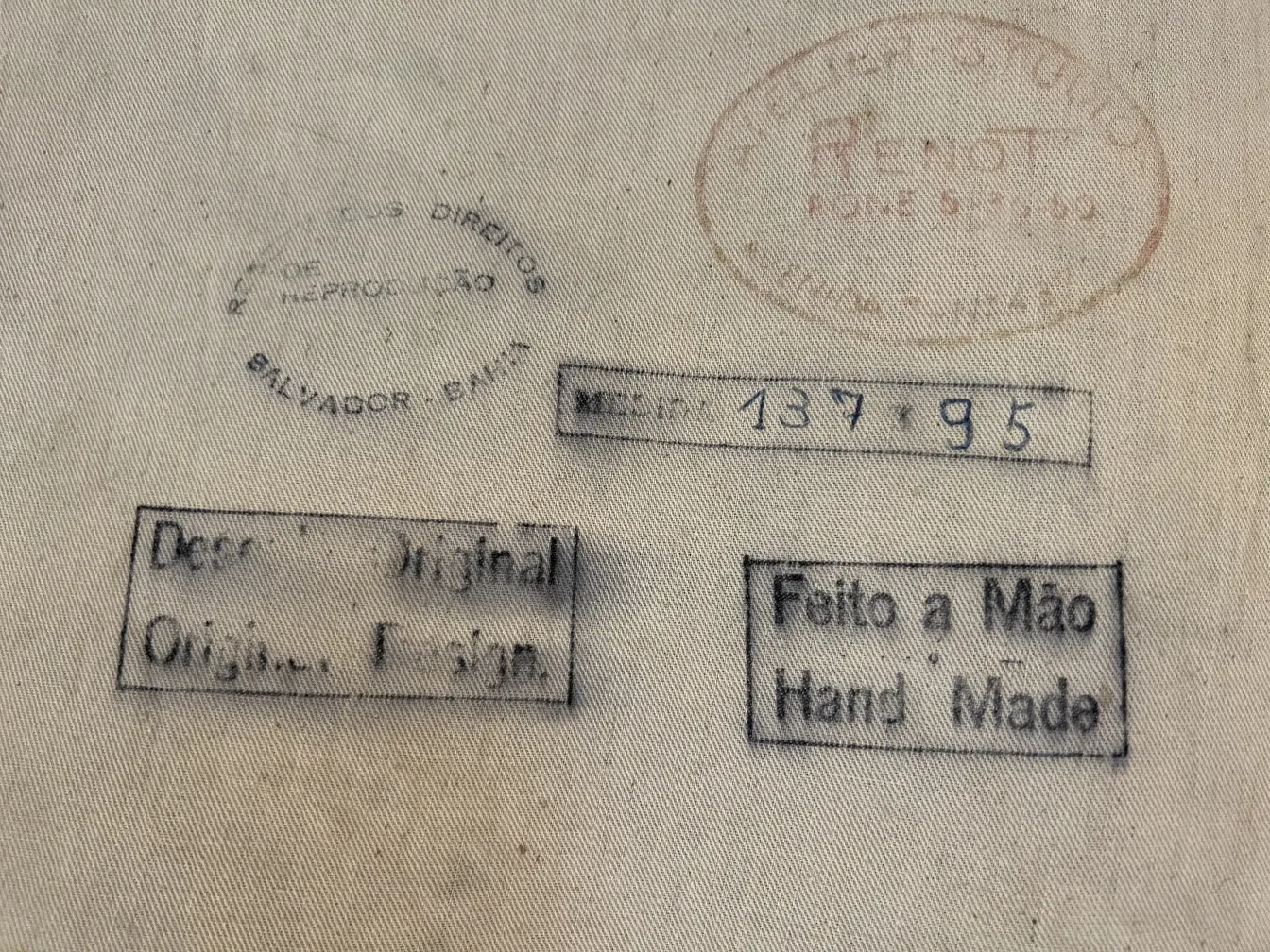 arazzo antico con dettagli decorativi e timbri