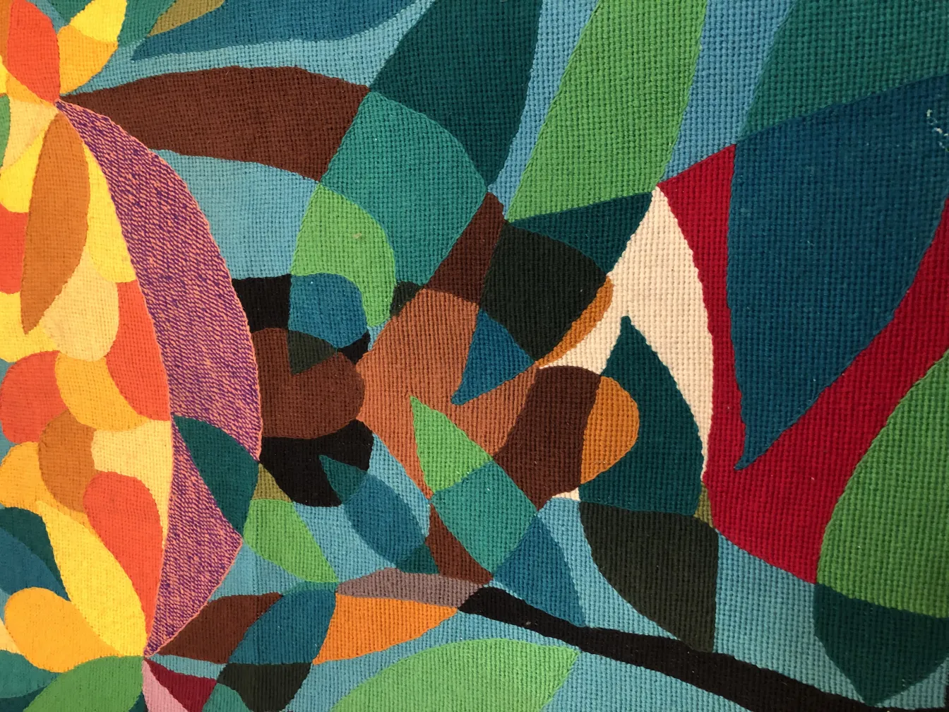 античный гобелен с яркими цветами и абстрактными формами