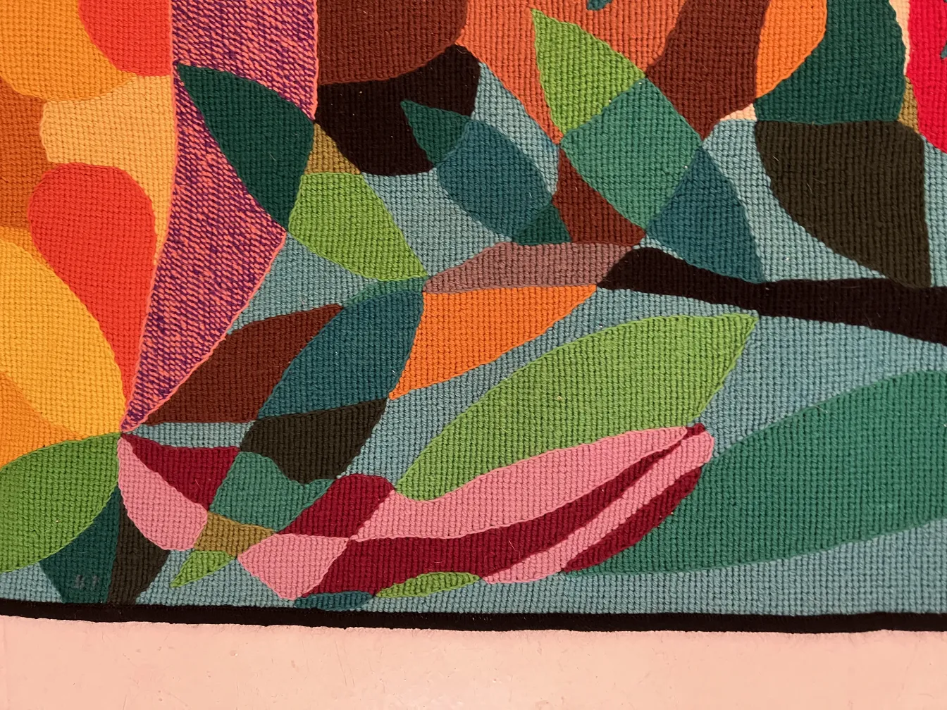 tapisserie ancienne présentant un design coloré de feuilles