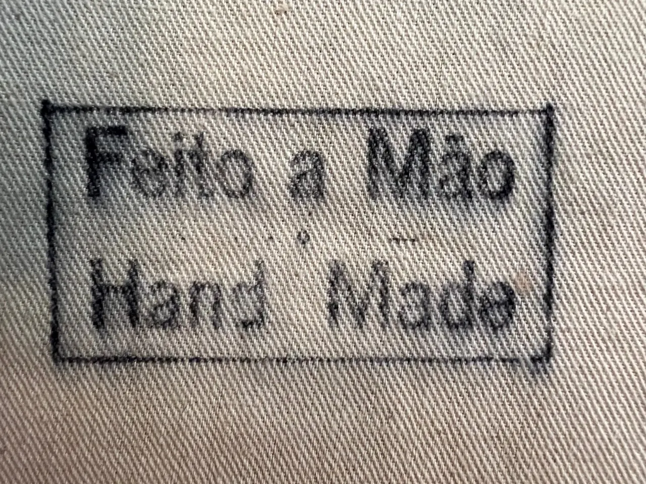 Tapeçaria antiga decorativa com detalhes únicos e cores vibrantes.
