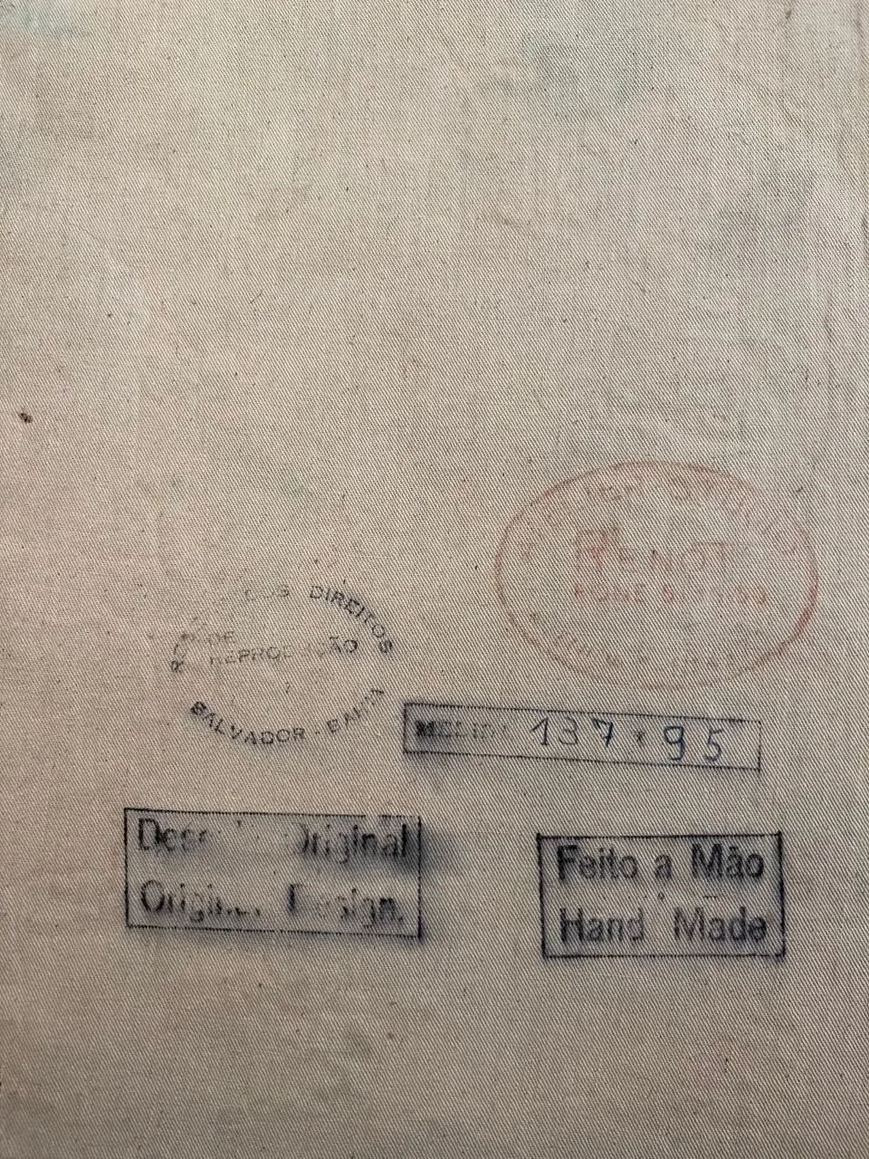 tapiz antiguo con estampados decorativos, fondo neutro