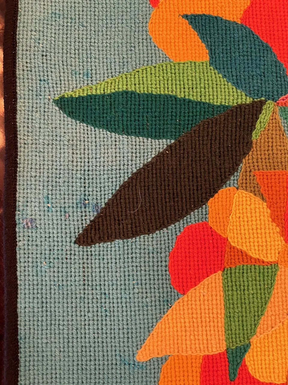 tapisserie ancienne avec motif de fleurs colorées