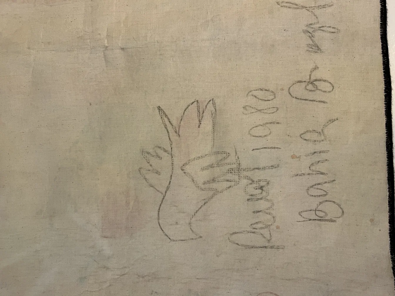 tappeto antico con sfondo morbido e disegno di uccello