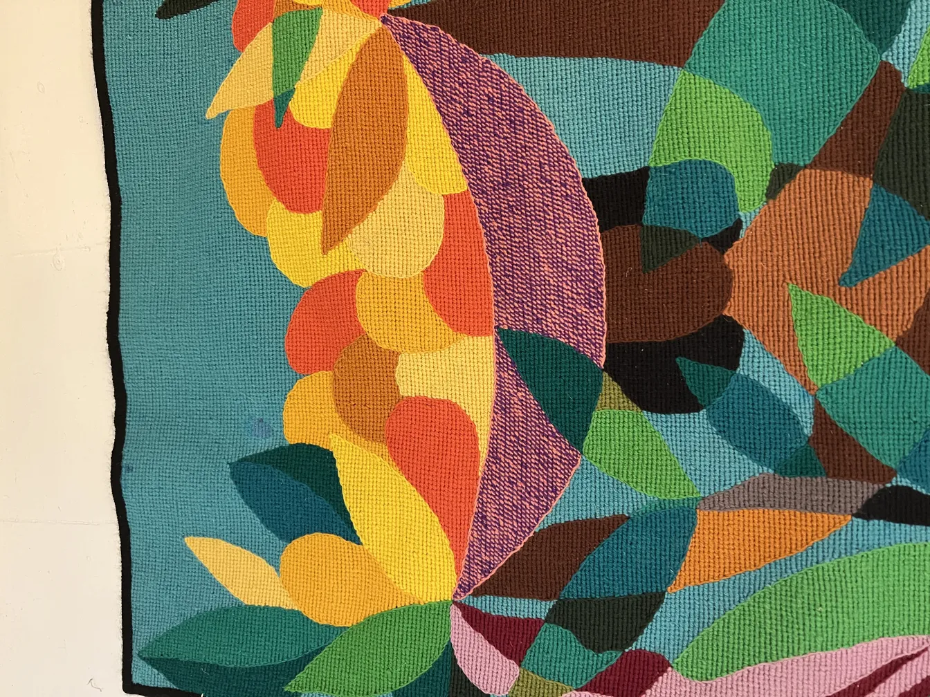 tapiz antiguo con una rica combinación de hojas y flores en tonos vibrantes