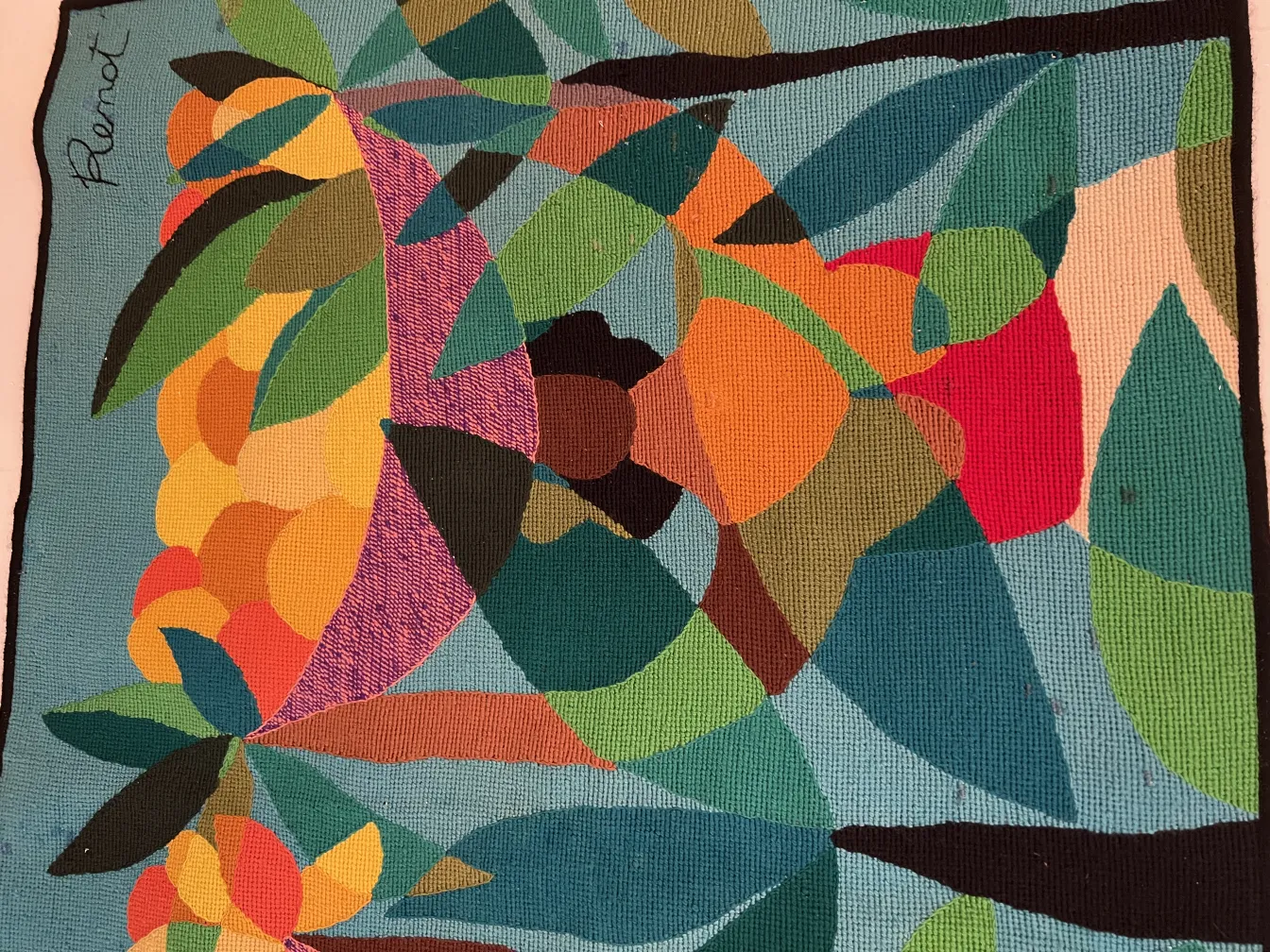 tapisserie antique avec un design coloré de feuilles et de fruits aux tons vibrants