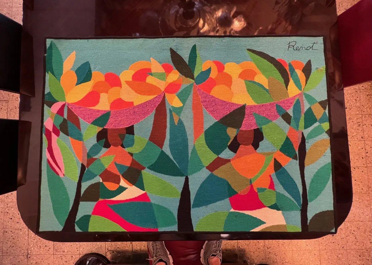 tapiz antiguo con colores vibrantes y diseño floral en un fondo azul