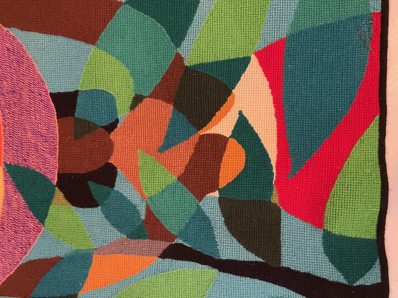 tapeçaria antiga com uma variedade de cores e formas abstratas em um ambiente acolhedor