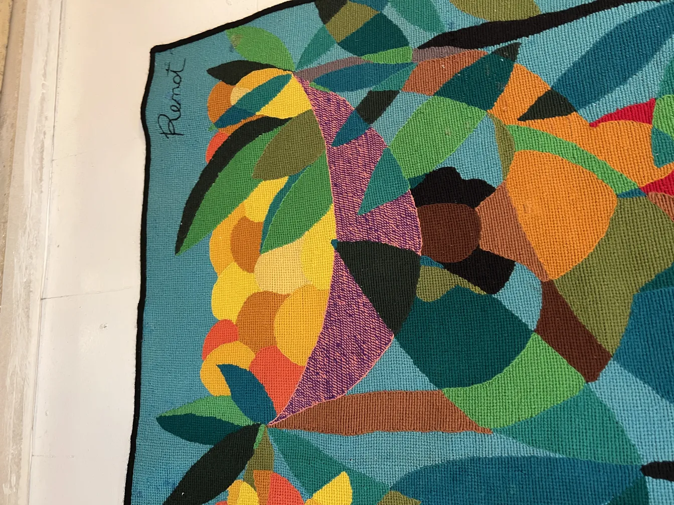 antiker Wandteppich mit lebhaften Farben und Blattmustern